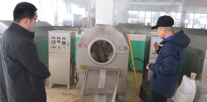 新疆客户莅临许昌智工考察订购大型自动炒货机