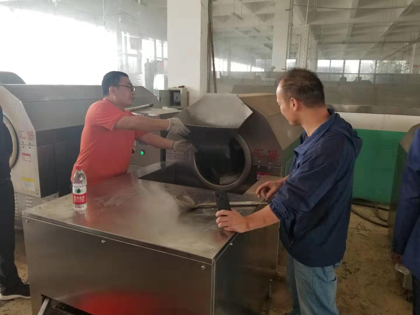 河南客户自带原料（豌豆）来许昌职工现在试机炒制豌豆